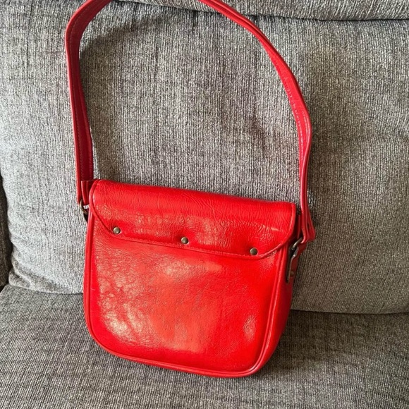 💋Vintage Red Purse w Gold Hardware & Shoulder Strap - Picture 6 of 10